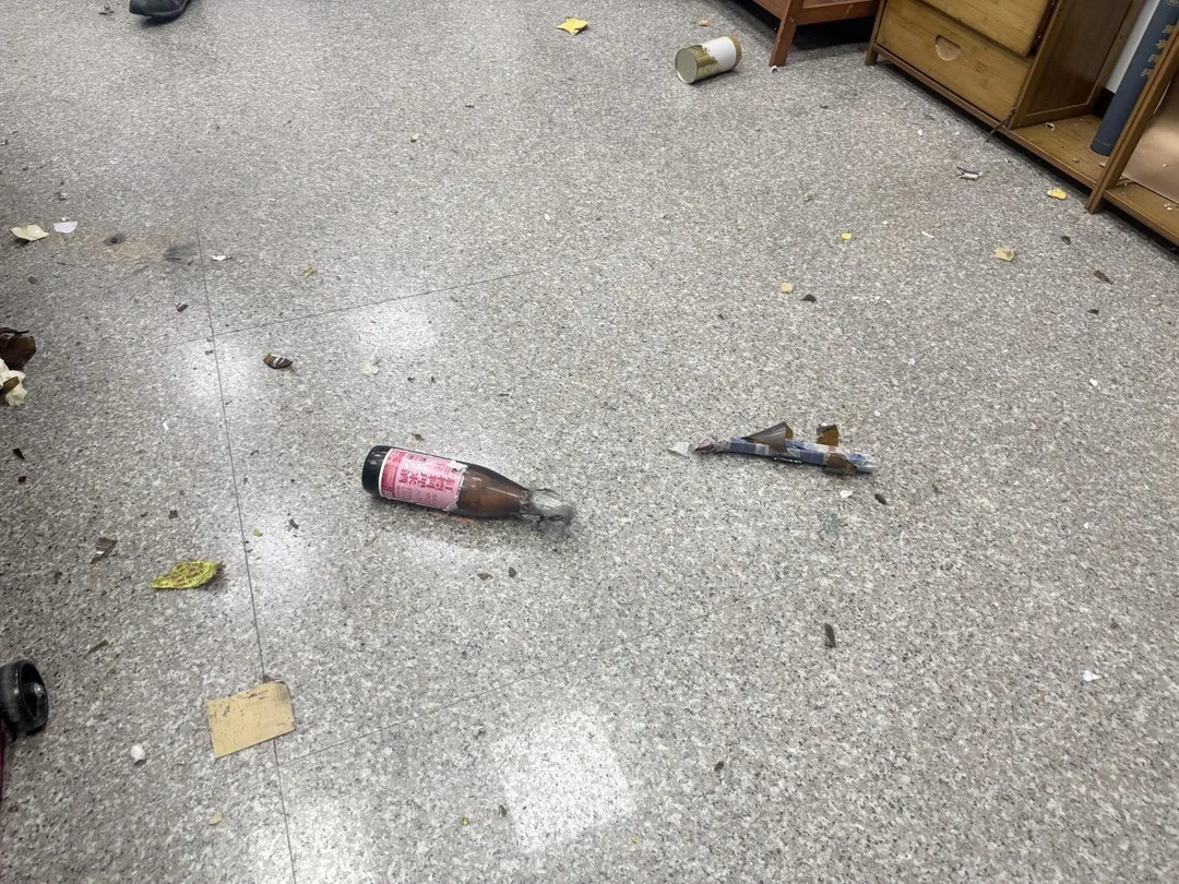 苑裡鎮一家店家於上月30日晚間，遭丟擲汽油彈。（圖／中天新聞）