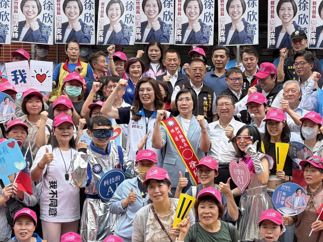 鄭麗文陪同徐欣瑩登記參選。(圖/國民黨)