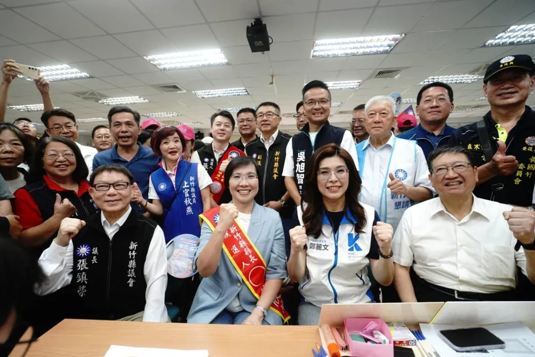 國民黨新竹縣長候選人、立委徐欣瑩3日上午，在國民黨主席鄭麗文、新竹縣長楊文科、新竹縣議會議長張鎮榮、副議長王炳漢、立委林思銘以及竹北市長候選人吳旭智等陪同下完成新竹縣長選舉登記。(圖/徐欣瑩辦公室提供)