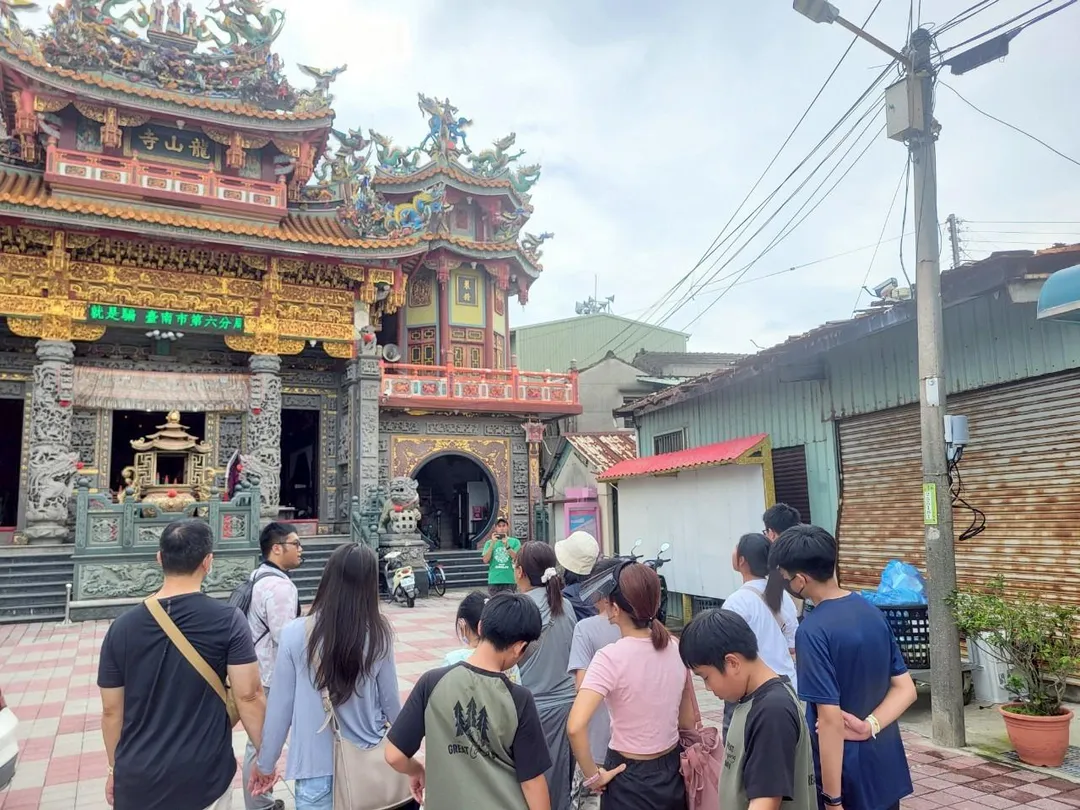 民眾將跟著導覽人員走入四鯤鯓聚落，深度認識在地人文歷史。（圖／台南觀光旅遊局提供）
