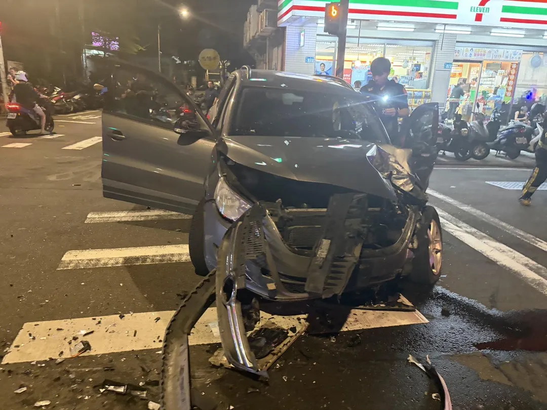 轎車車頭被撞得嚴重變形扭曲。（圖／警方提供）