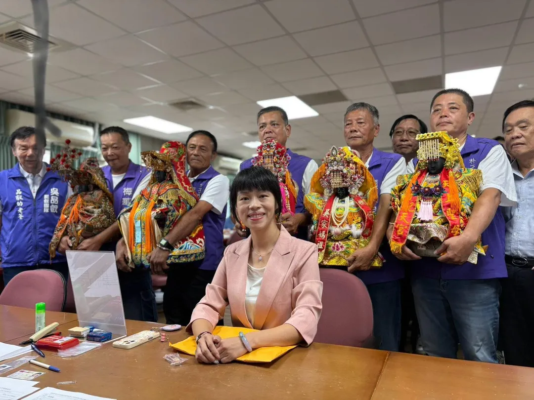 代表「在野大聯盟」參選嘉義縣長的朴子市長吳品叡在5尊媽祖神像見證下完成登記。（圖／吳品叡競選團隊提供）
