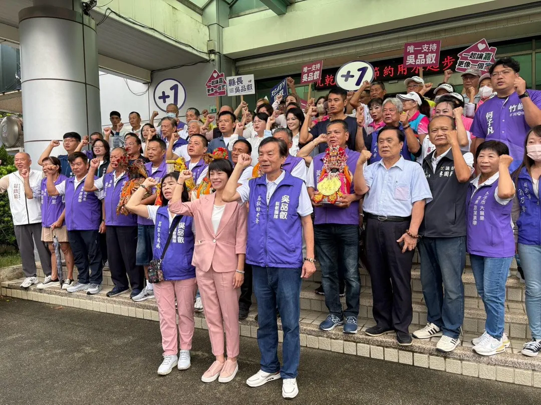 吳品叡登記參選本命區朴子大部分的里長都陪同出席力挺。（圖／吳品叡競選團隊提供）
