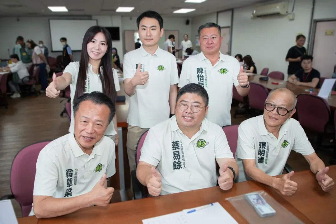 蔡易餘在翁章梁、立委陳冠廷和議長張明達等人陪同下完成參選登記。（圖／蔡易餘辦公室提供）