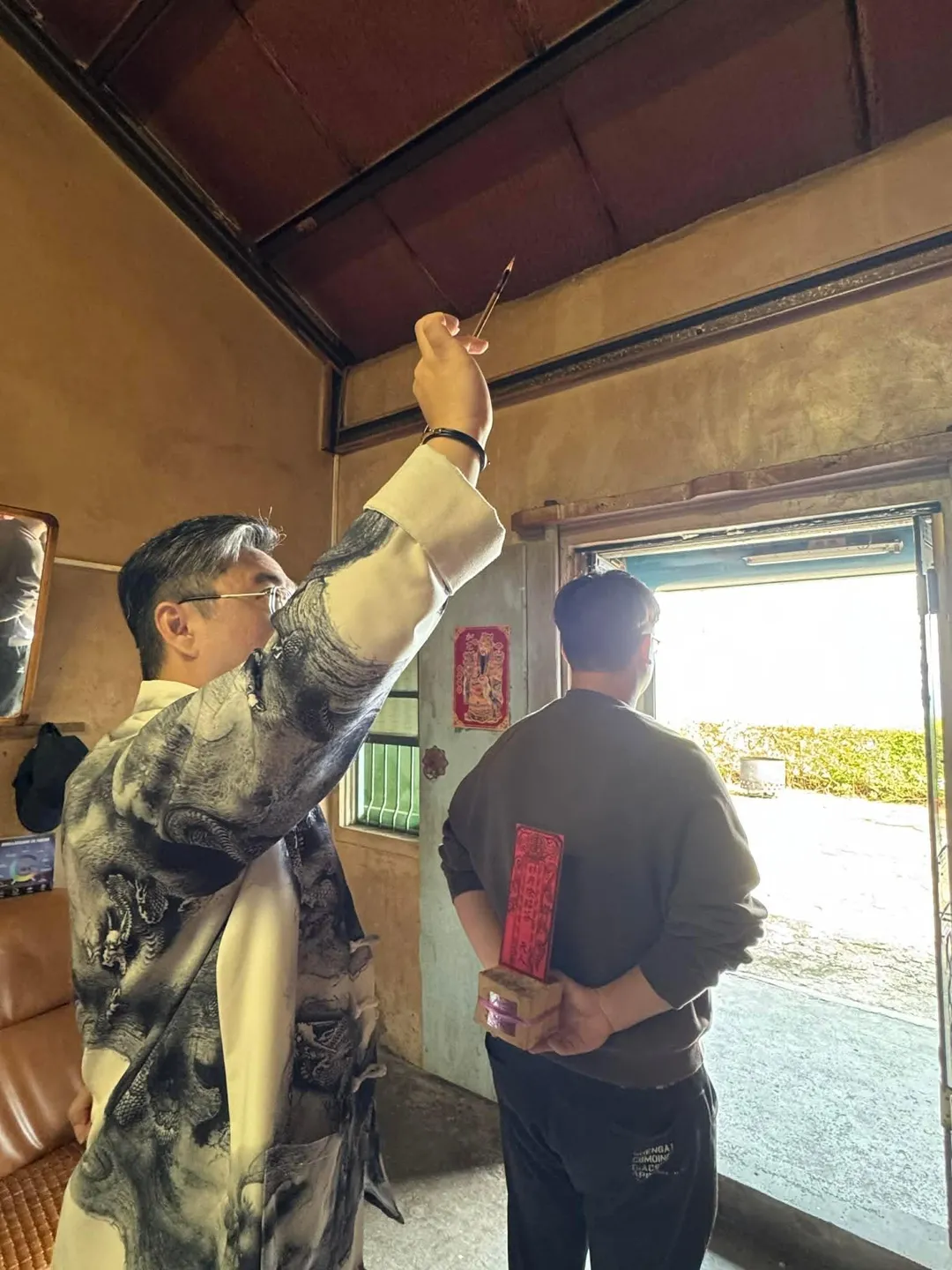 三龍法師前往信徒家中處理民俗事件。此照片為示意照片，非故事本身。(取自 三龍法師粉絲團)