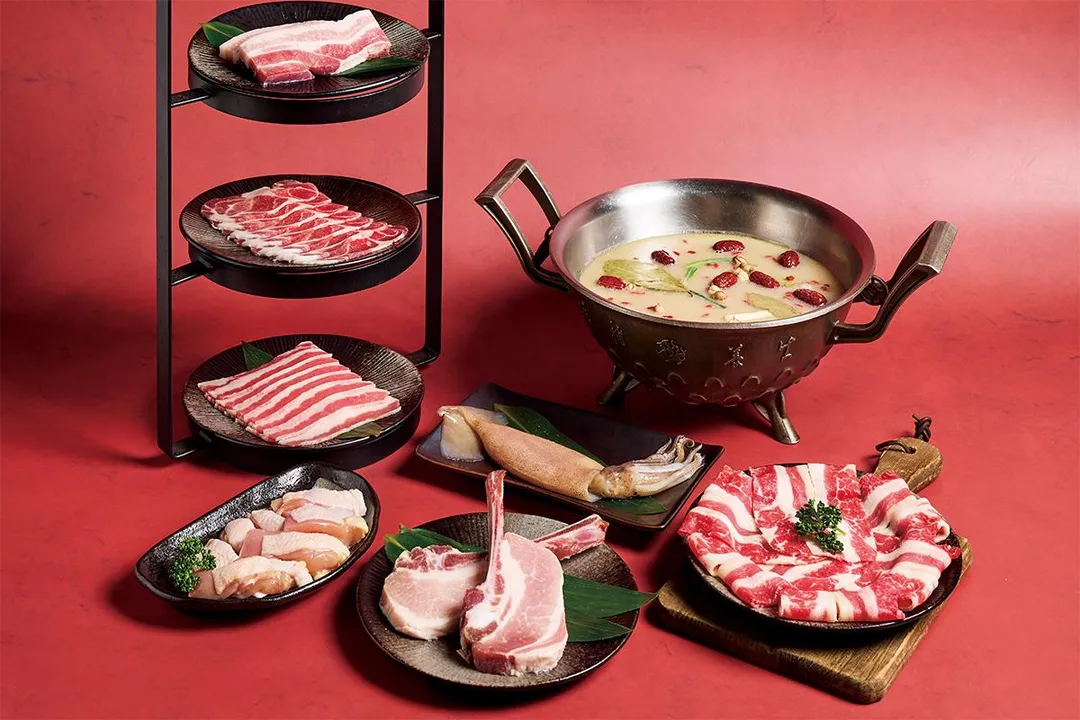 這一鍋攜手燒肉同話針對中秋團聚推出火烤雙饗禮盒，集結招牌老火湯與六款人氣肉品，總重量達2公斤，售價999元，數量有限，售完為止。（圖／這一鍋提供）