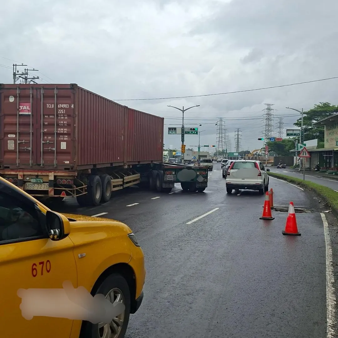 2曳引車猛烈對撞,撞斷號誌燈桿雙雙卡分隔島。(圖/警方提供)