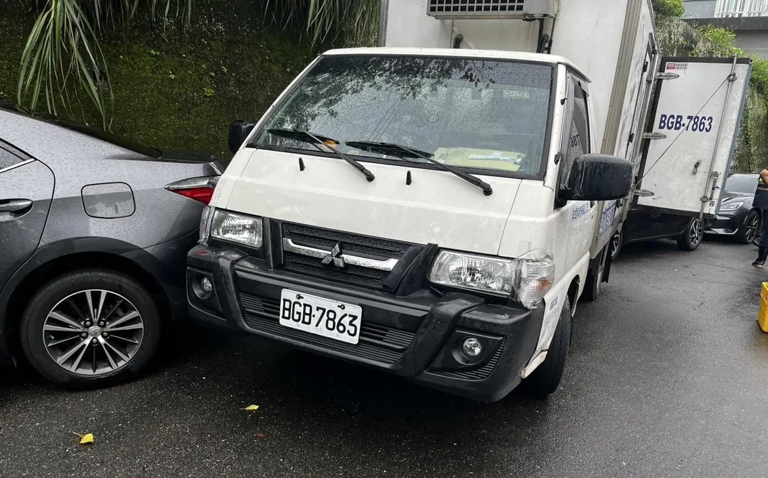 貨車因未拉手剎車向後滑動。（圖／翻攝畫面）