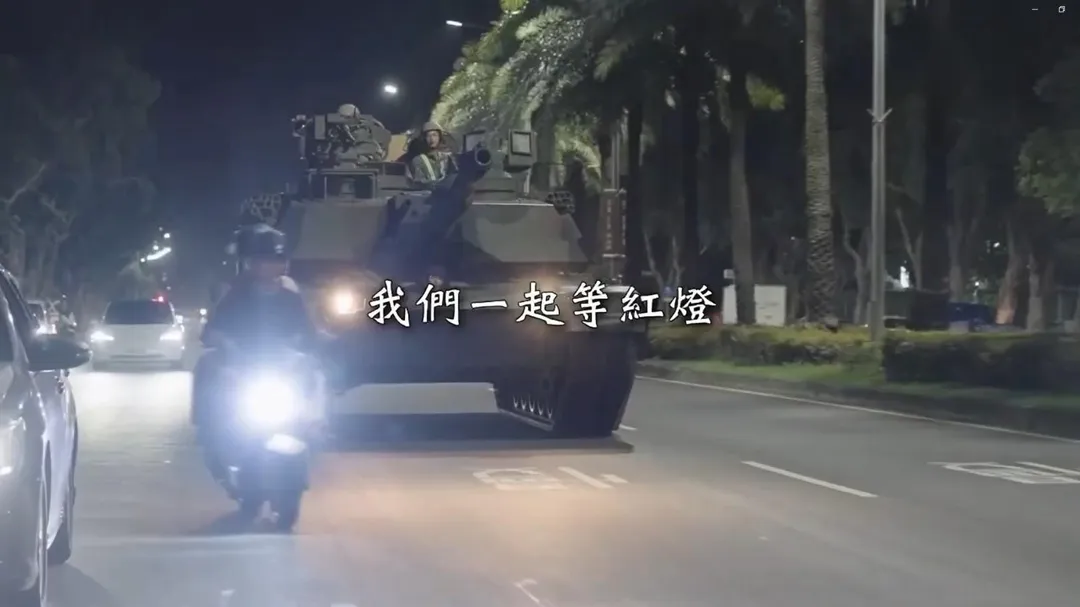 M1A2T戰車夜間在市區道路機動。(圖/截自陸軍形象影片)