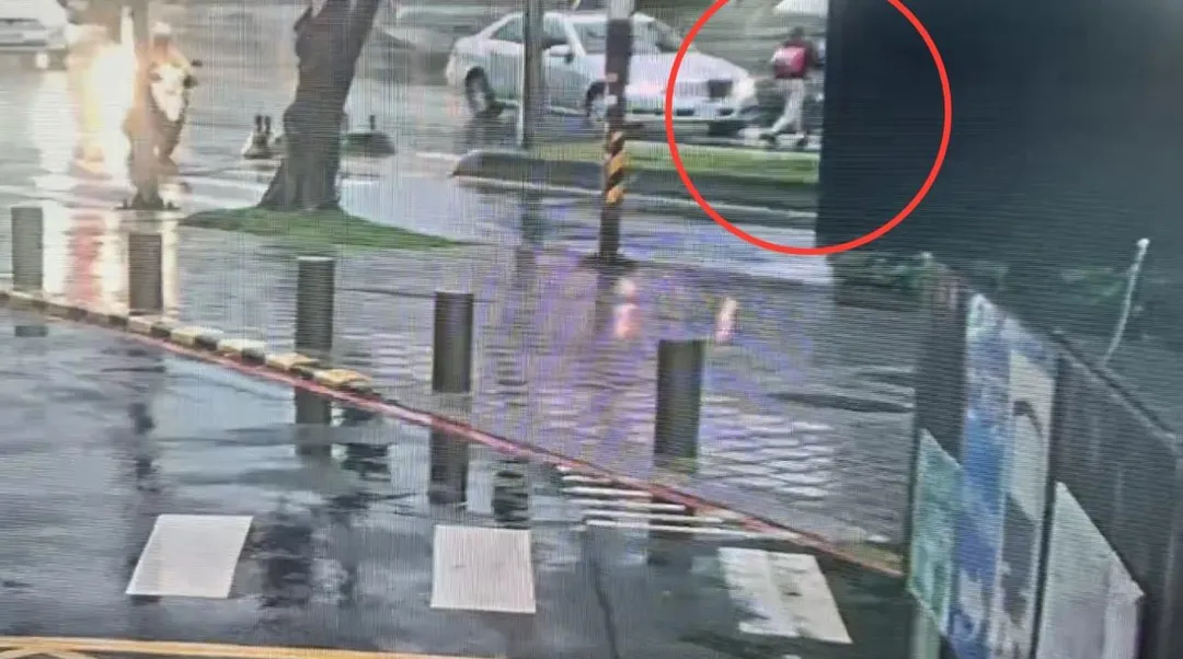 婦人過馬路被賓士車撞飛。（圖／翻攝畫面）