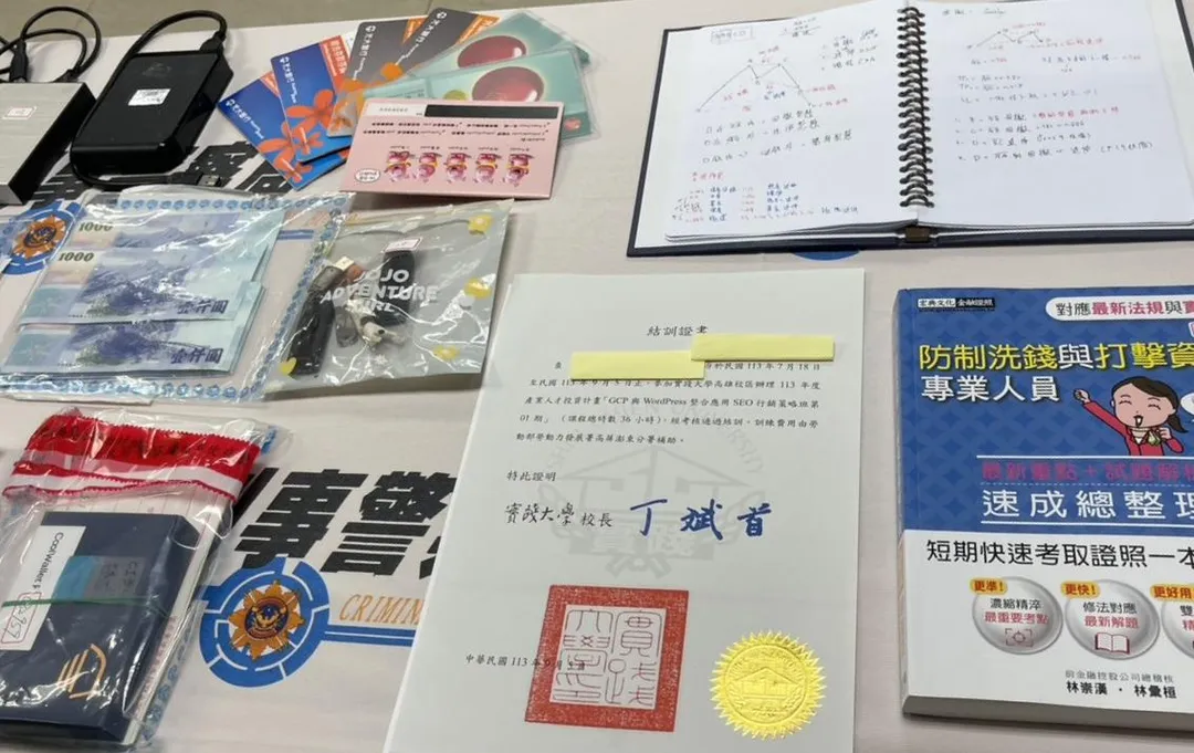 警方破獲假交友詐騙集團查扣贓證物。（圖／翻攝畫面）