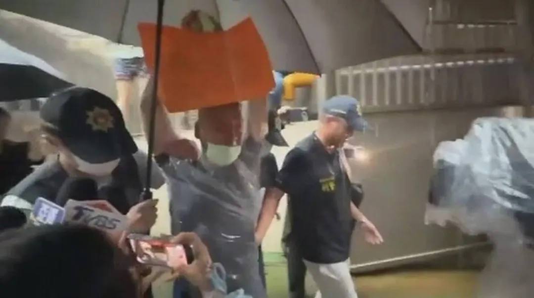 犯案邵姓司機移送時不斷高喊「司法已死！官逼民反！」（圖／中天新聞）