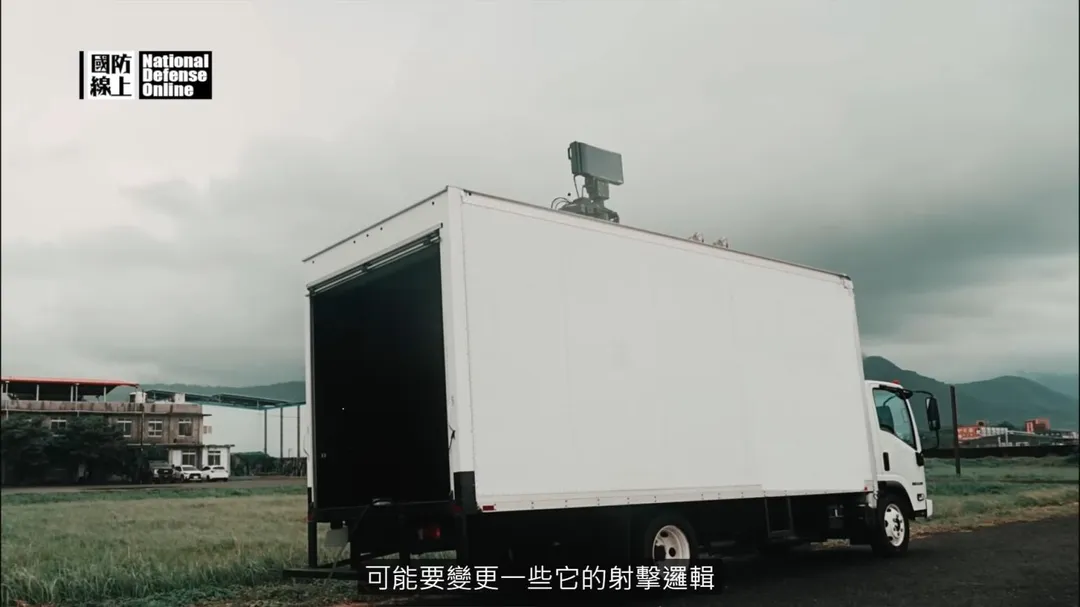 車裝發射系統外觀如同民間的物流貨車；圖中可見到車頂升起的雷達天線。(圖/截自軍聞社《國防線上》影片)
