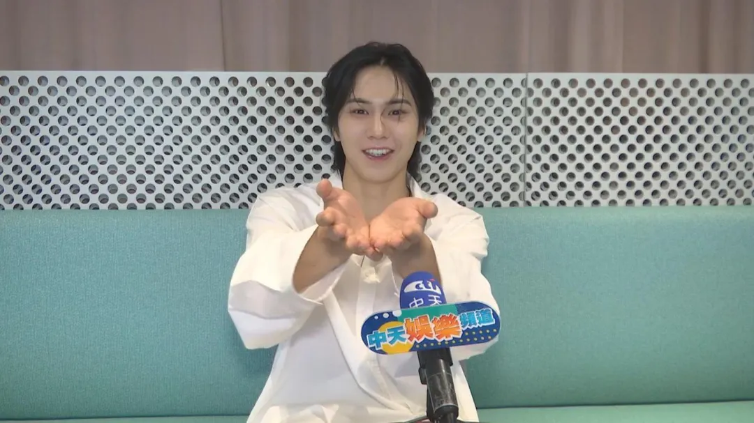 ROCKY模擬親送消夜，向粉絲甜蜜喊話：「請多多想我喔。」（圖／楊進明 攝）