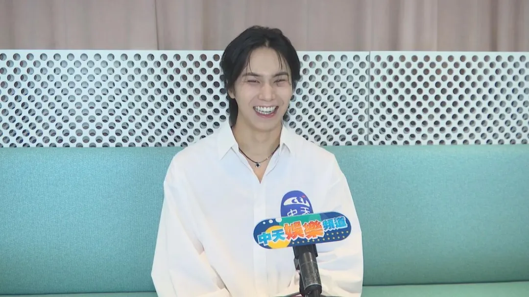 ROCKY清唱完新歌後忍不住害羞笑了。（圖／楊進明 攝）
