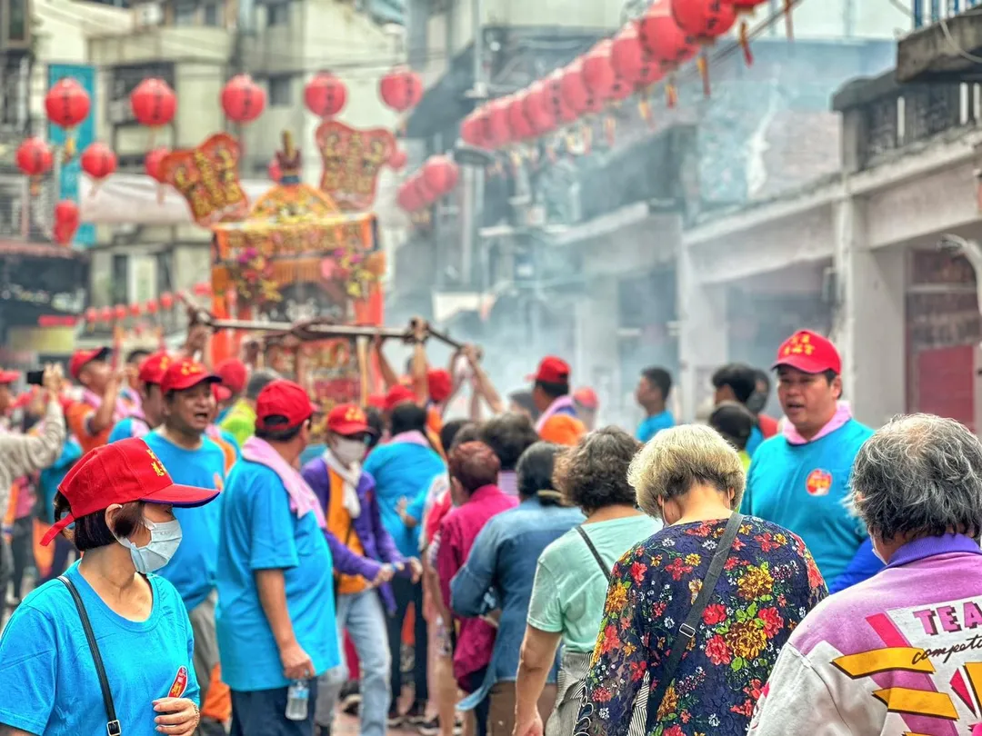 信眾可一次參拜多尊媽祖， 還可參加鑽轎腳，把「媽祖平安賜福金」帶回家。（圖／新莊慈祐宮提供）