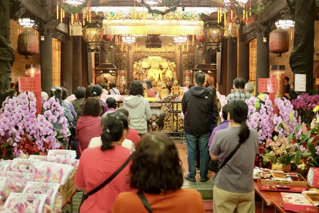 信眾可一次參拜多尊媽祖，還可參加鑽轎腳，把「媽祖平安賜福金」帶回家。（圖／新莊慈祐宮提供）