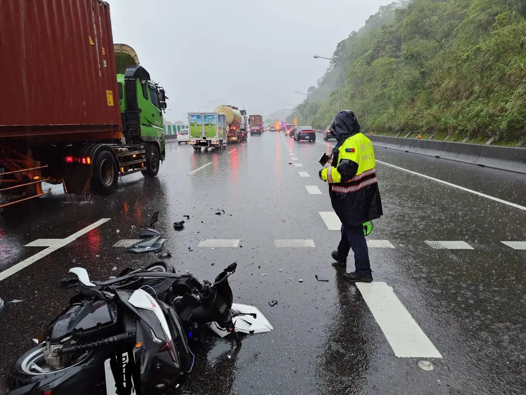 上午11點多,一輛普通重機誤闖國道追撞前車,騎士重傷急送內湖三軍總醫院搶救。(圖/翻攝畫面)