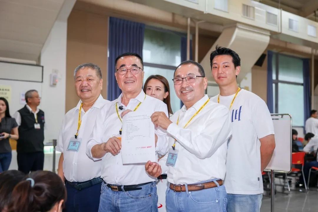 李四川今（4）日在侯友宜的陪同下，前往新北市選委會完成登記參選。（圖/李四川競辦提供）