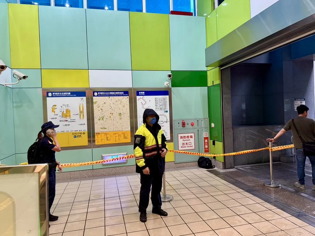 警員在現場維持秩序，疏散並防止民眾接近封鎖區域，現場已通知防爆小組到場處理。（圖／警方提供）