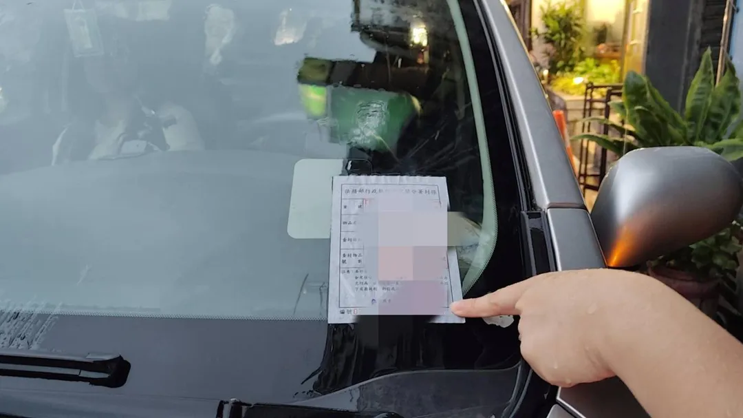 張男妻子接獲通知後趕到現場，隨後辦理分期清償，車輛才免遭拖吊。（圖／警方提供）