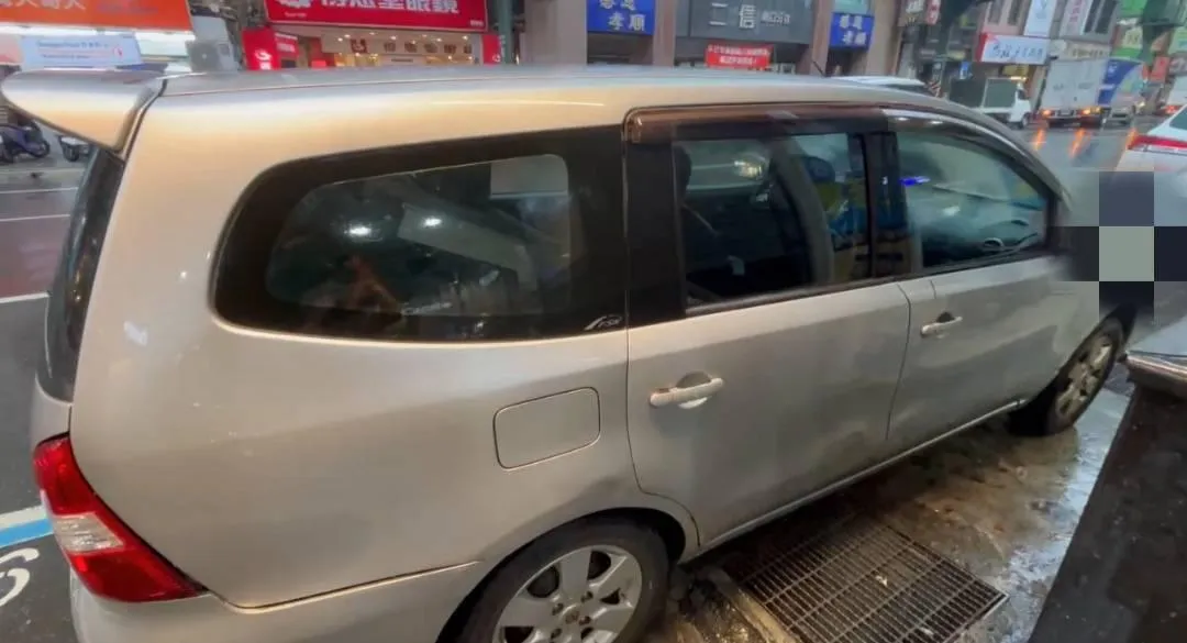 宜蘭分署透過路邊停車資訊鎖定欠款車輛，現場查封2011年出廠Nissan轎車。（圖／警方提供）