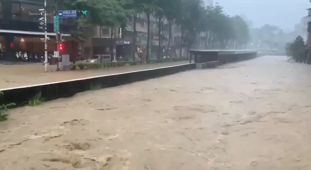 基隆大武崙麥當勞前方道路淹成小河。（圖／翻攝畫面）
