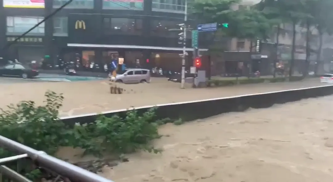 基隆大武崙麥當勞前方道路淹成小河。（圖／翻攝畫面）