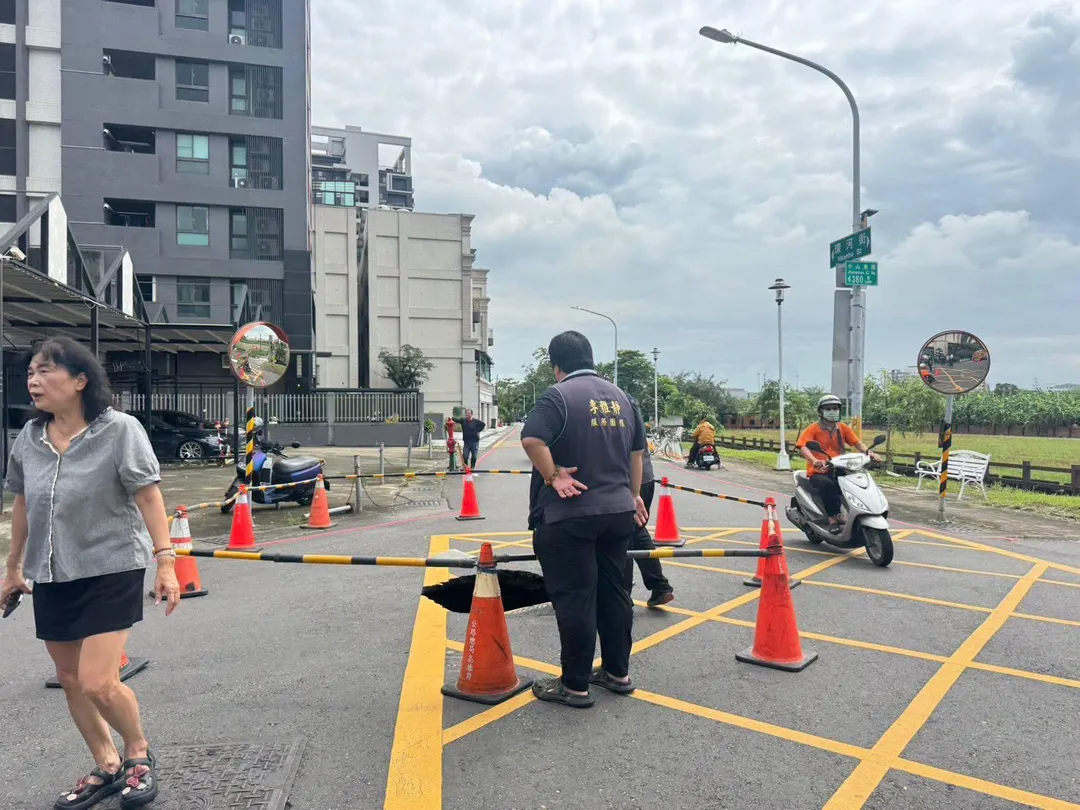 高雄又出現天坑！鳳山路中央突塌一大洞。（圖／翻攝自高雄市議員李雅靜臉書）