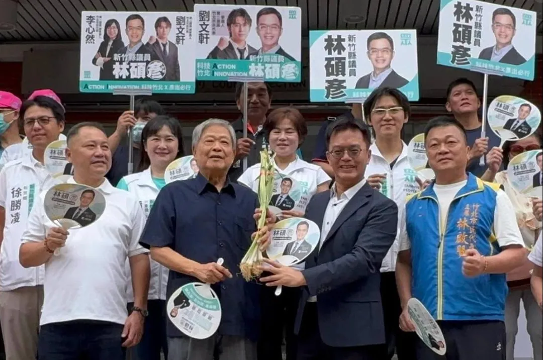 林碩彥請范振宗陪同登記參選。（圖取自林碩彥臉書）