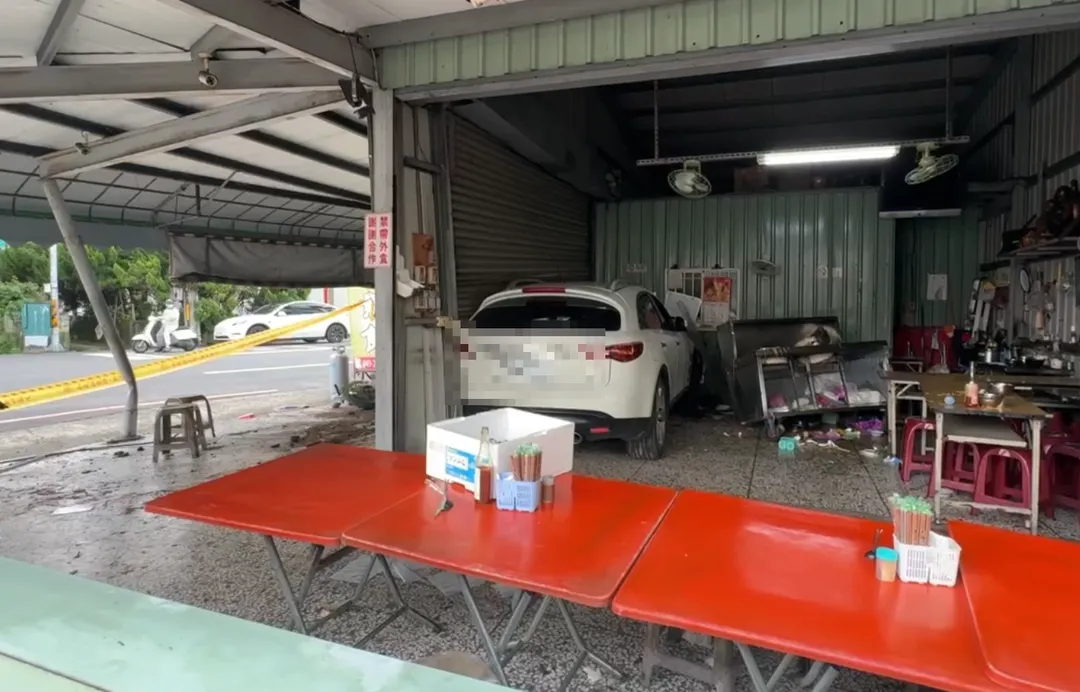 休旅車暴衝驚悚瞬間。(圖/警方提供)