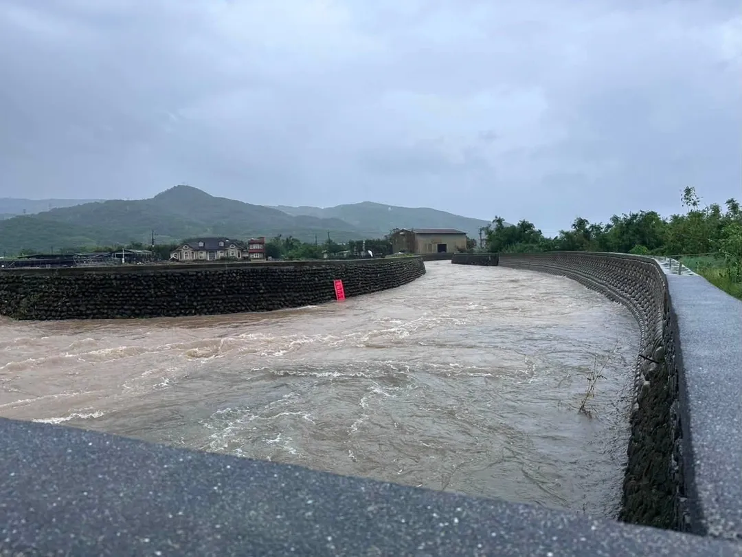 新北市金山區、萬里區4日遭遇豪雨又逢漲潮，共8間學校師生進行預防性撤離。（圖／翻攝自Facebook@新北市議員張錦豪）