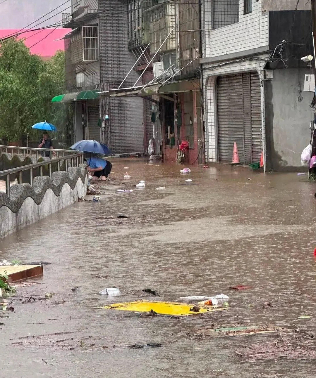 街頭到處是積水與漂浮物。（圖／翻攝自Facebook@新北市議員張錦豪）