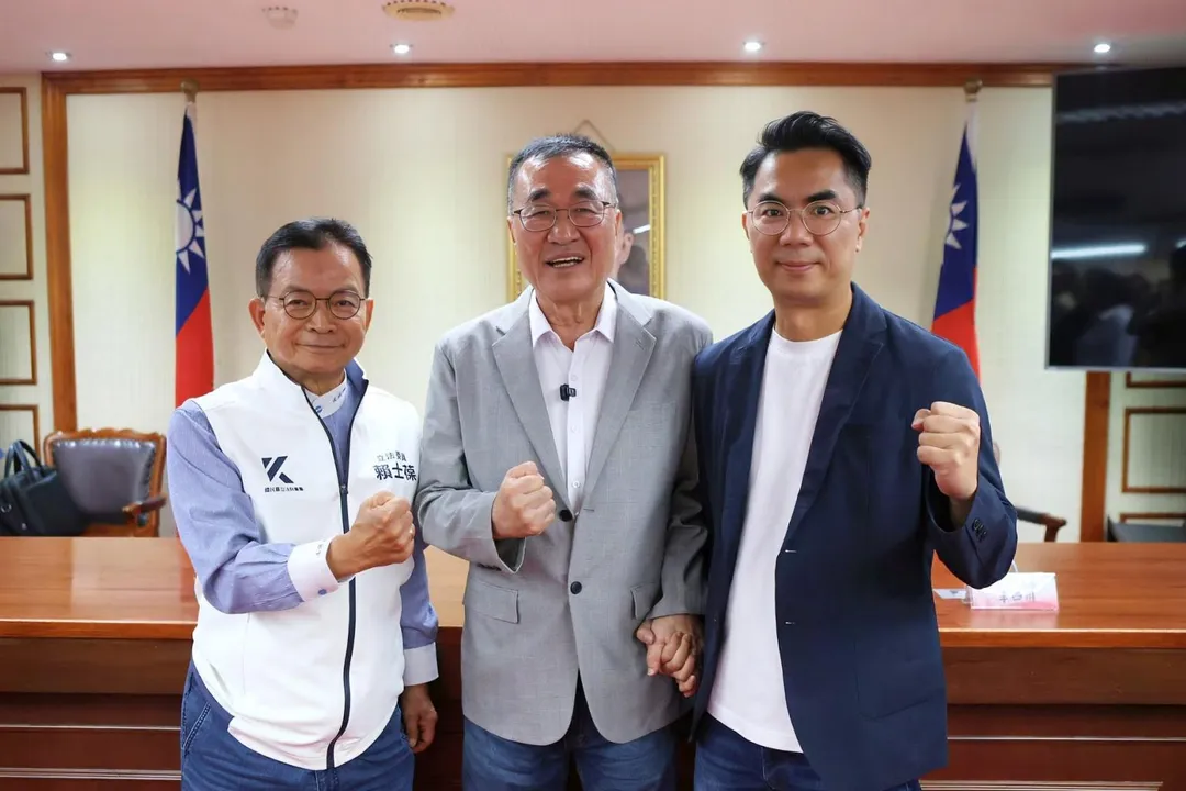 賴士葆國會辦公室總顧問、民眾黨新北市議員參選人邸聖德與李四川合影。(圖/翻攝邸聖德臉書)