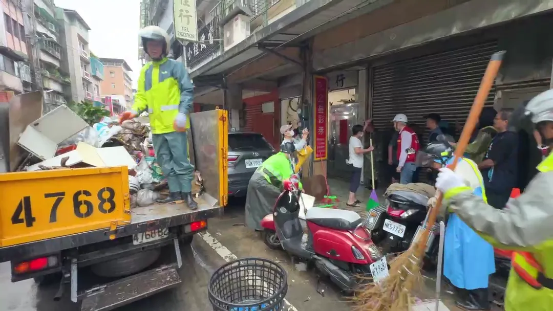 突如其來的淹水讓許多居民措手不及，大水退去，災民們清理家園。（圖／中天新聞）
