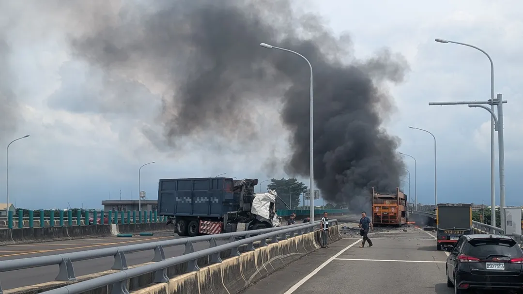 碰撞導致曳引車車頭起火燃燒，隨即進行滅火與救援，火勢於13時36分被消防人員控制，並於13時51分持續處理殘火。（圖／翻攝畫面）