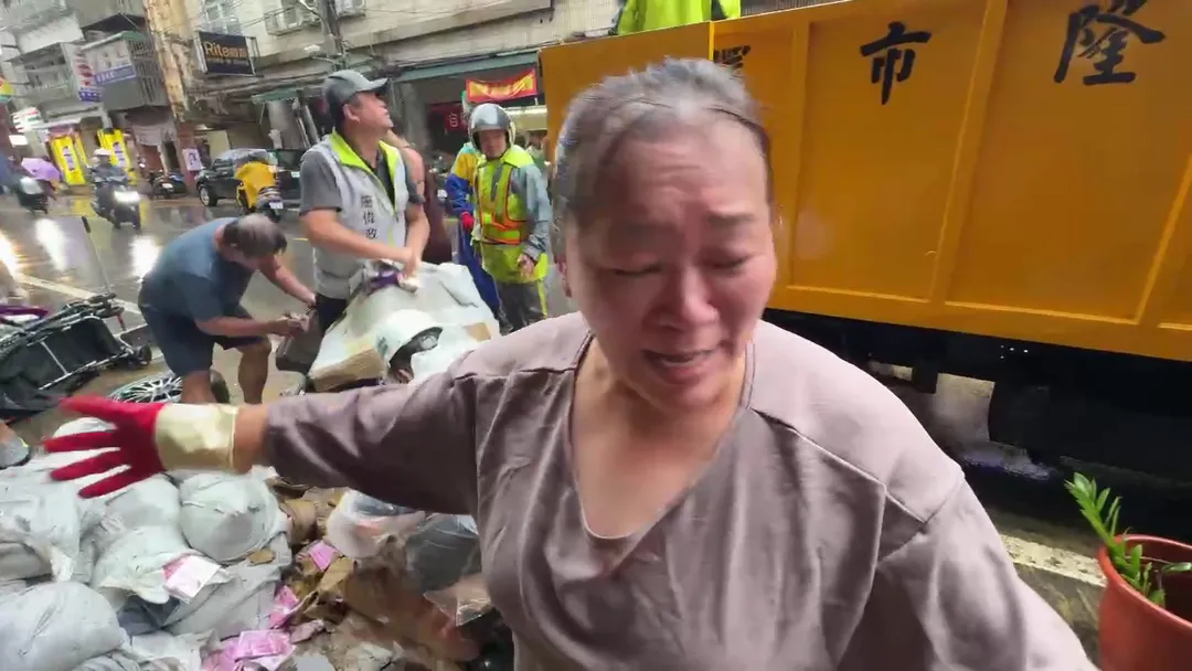 淹水受災戶受訪時，無奈表示嬰兒車與家具全數泡湯。（圖／中天新聞）