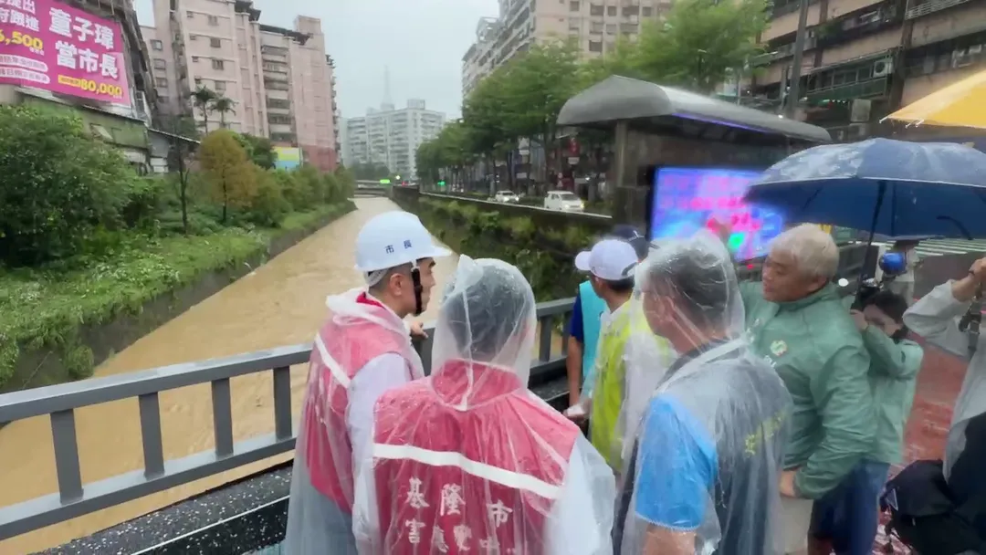 謝國樑市長（左一）率領市府團隊與國軍，勘查基隆淹水災情。（圖／中天新聞）