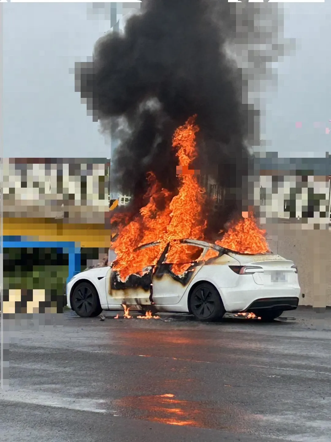 竹北西濱路電動車火警全面燃燒，車內40歲男身亡。（圖／警消提供）