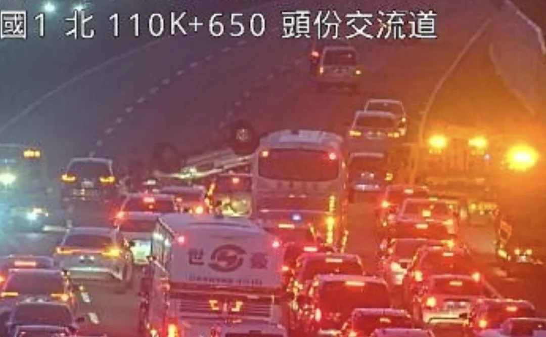 國道1號頭份段2車追撞翻覆造成回堵。（圖／翻攝自國道公路即時網）
