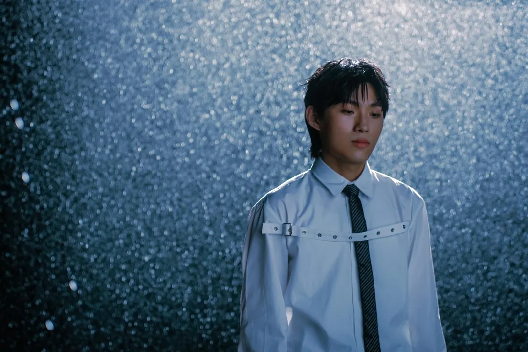 新生代創作歌手Juice Boy近期推出新單曲〈等雨停〉。（圖／華納音樂 提供）