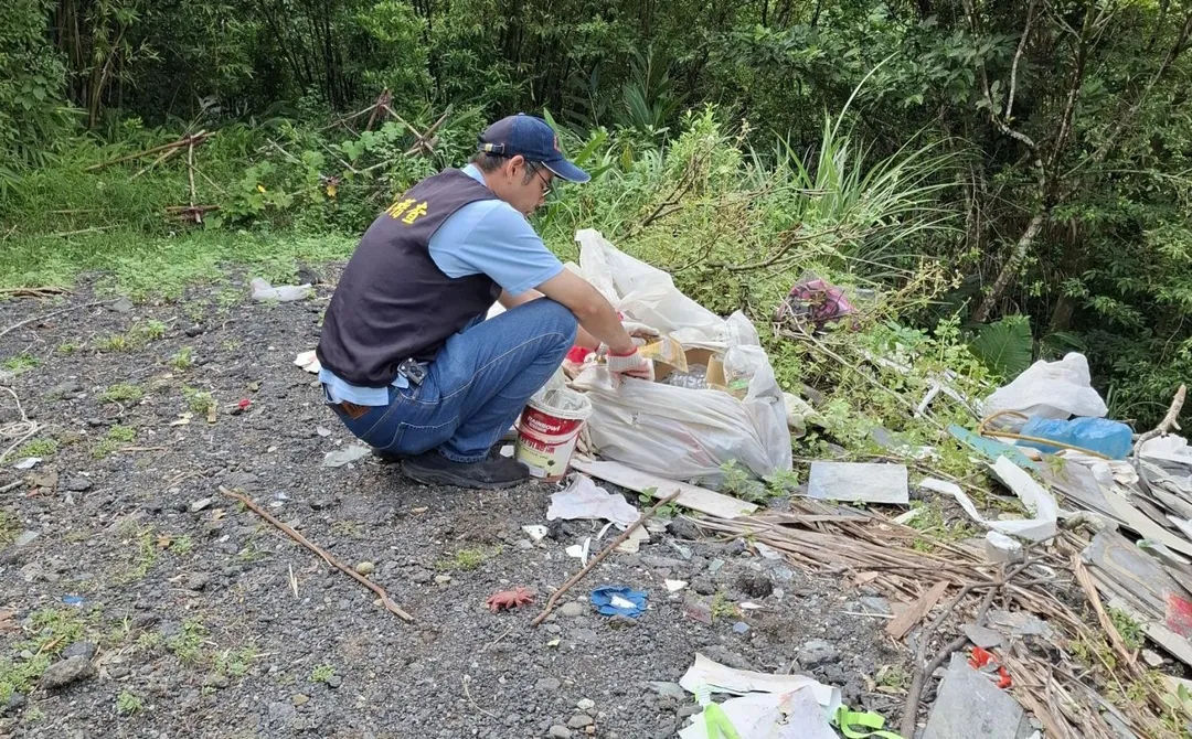警方在成堆垃圾中找到線索。(圖/翻攝畫面)