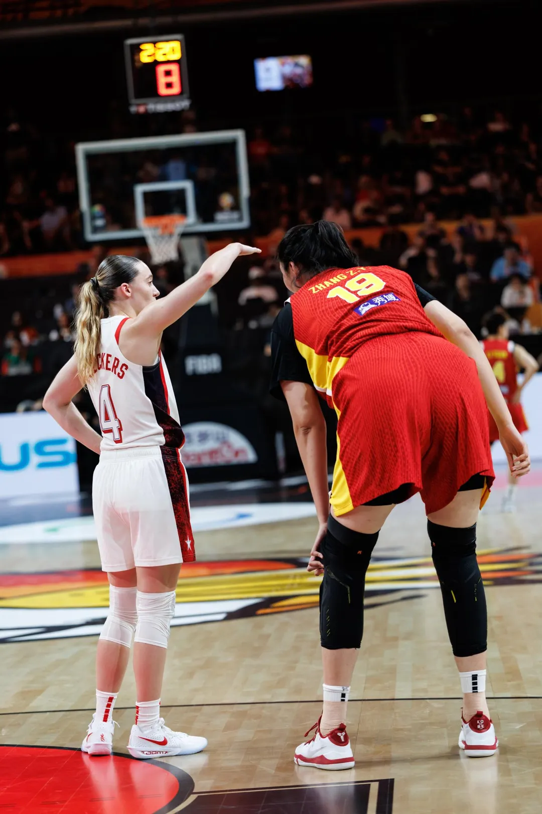 布克斯、張子宇。(圖/翻攝自FIBA)
