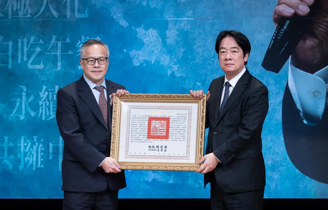 總統賴清德5日親自頒贈遠見‧天下文化事業群創辦人高希均褒揚令，由高希均之子高兆均代表接受。（圖／總統府提供）
