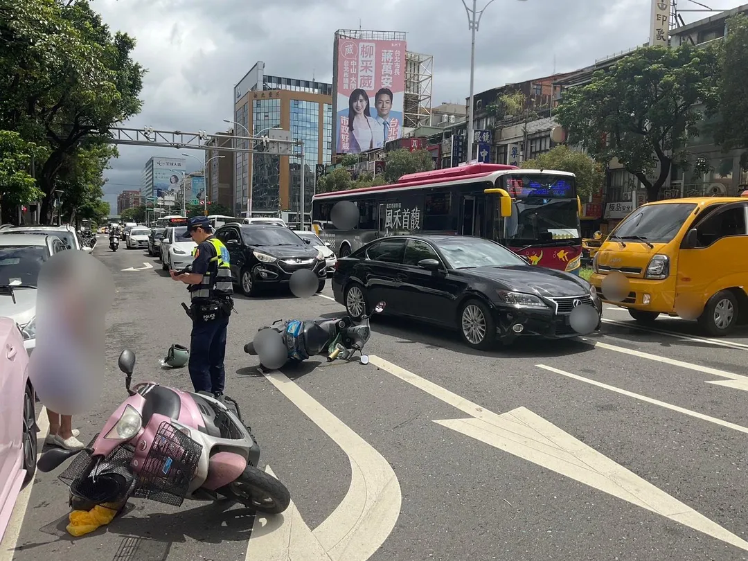 台北市傳出連環撞車禍事故。（圖／警方提供）