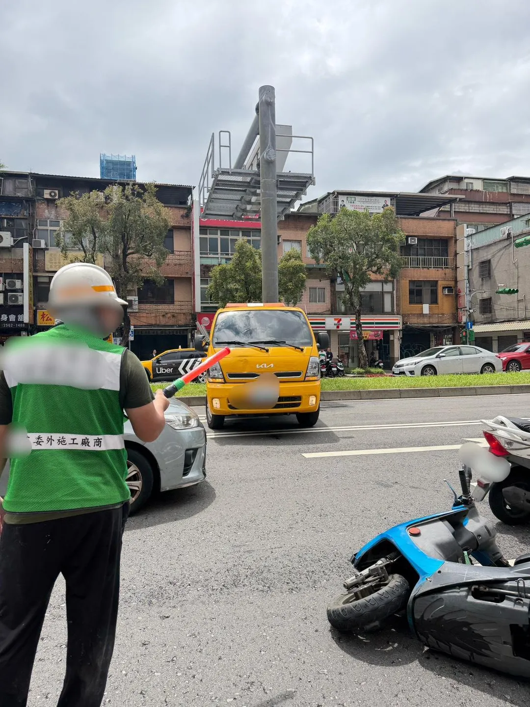 工程車失控撞上分隔島。（圖／警方提供）
