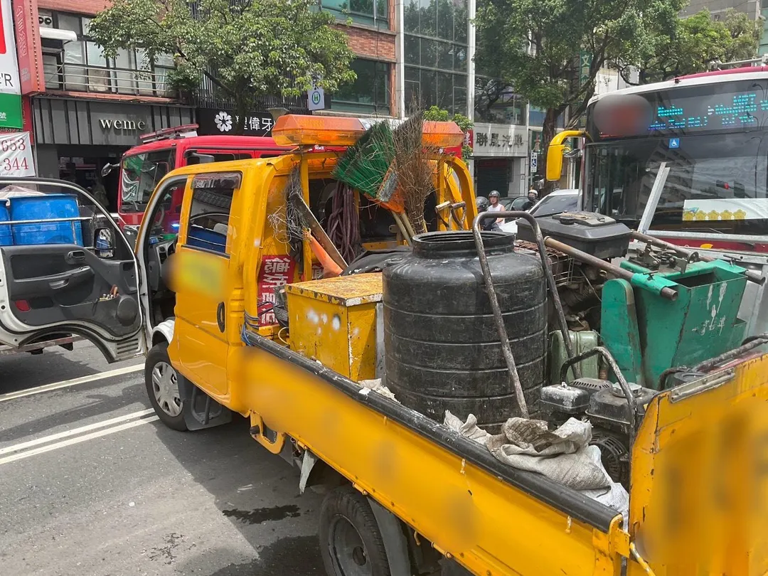 工程車倒車失控釀連環事故。（圖／警方提供）