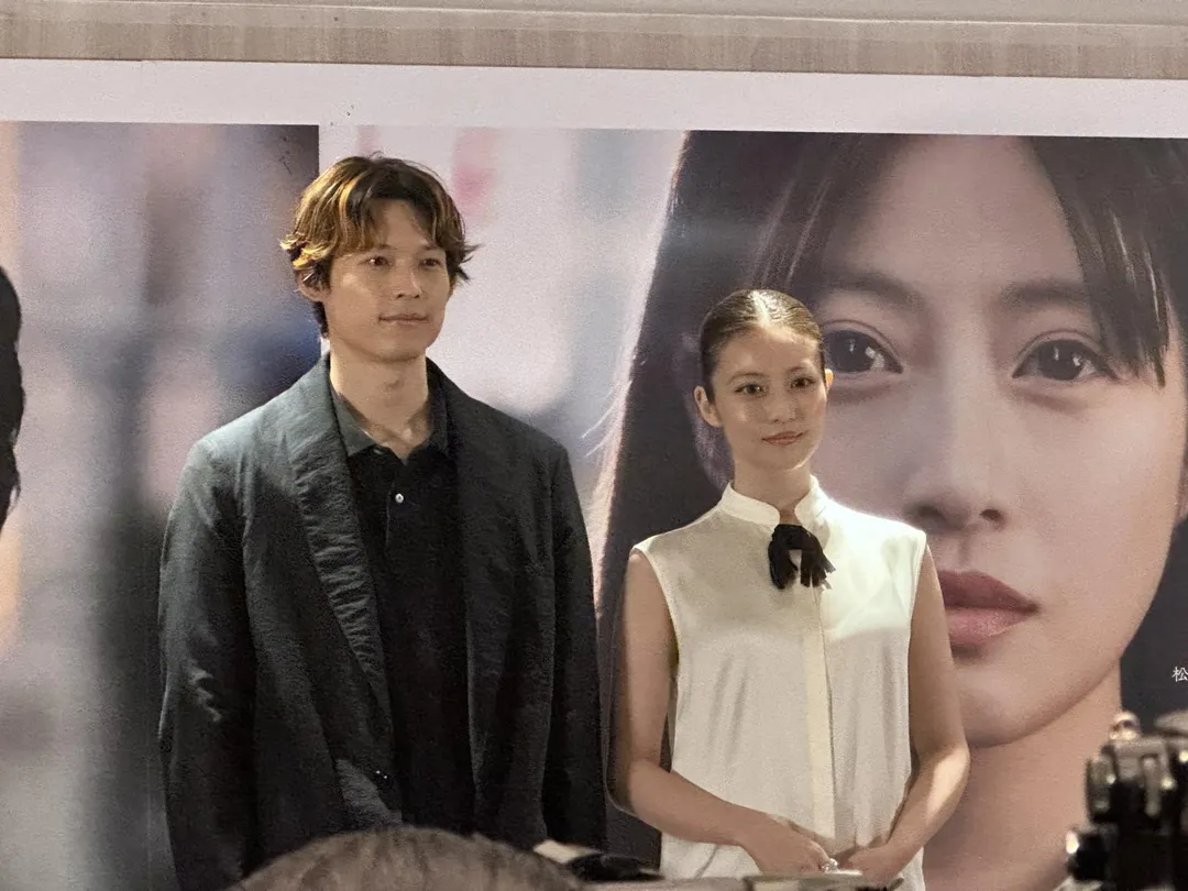 電影《天鵝與蝙蝠》主演松村北斗（左）及今田美櫻（右）5日來台宣傳。（圖／記者 伍映澄）