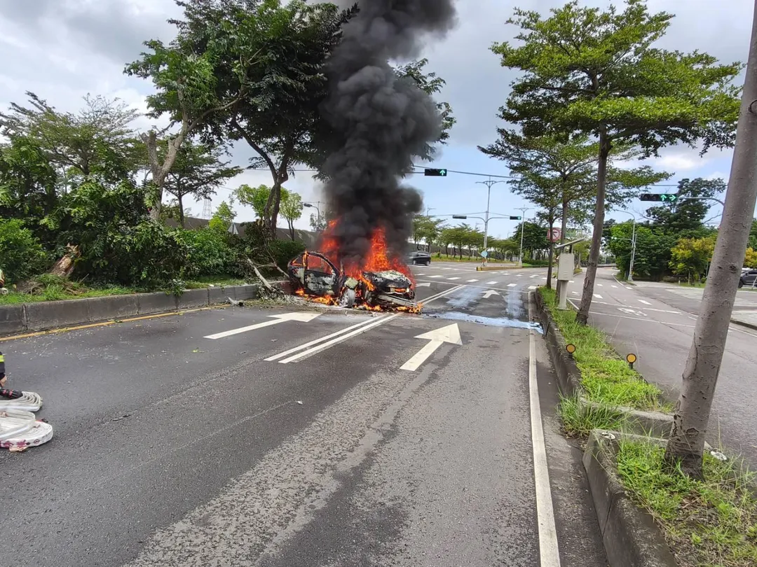 台中市烏日區環河路二段今（5）日中午12點20分發生火燒車意外。（圖／警方提供）