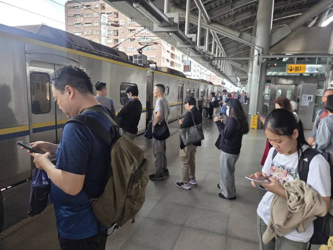 台鐵南部路段今（5日）上午突發號誌系統故障，導致高屏區間列車出現程度不等的延誤狀況。（圖／翻攝畫面）